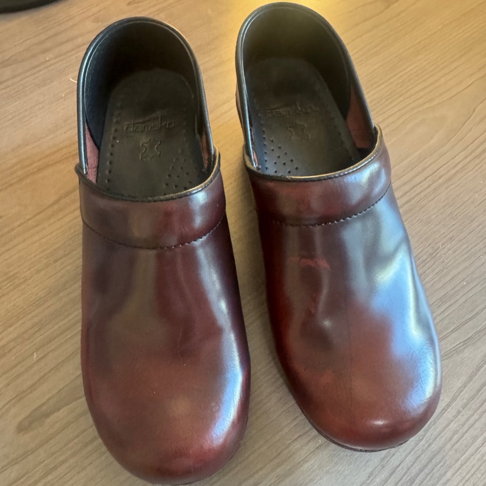 Lightly worn Dansko Professional Cordovan Cabrio Clog Size: 39